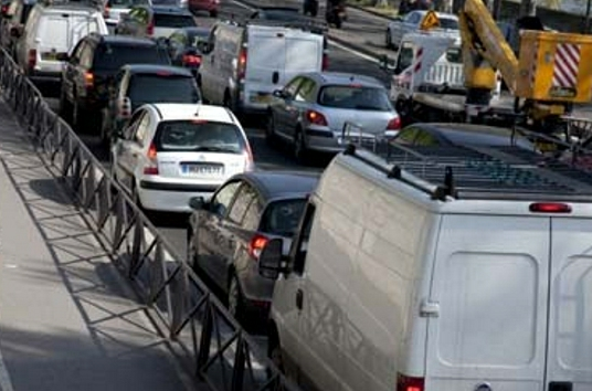 Bouchons et pollution automobile en ville.