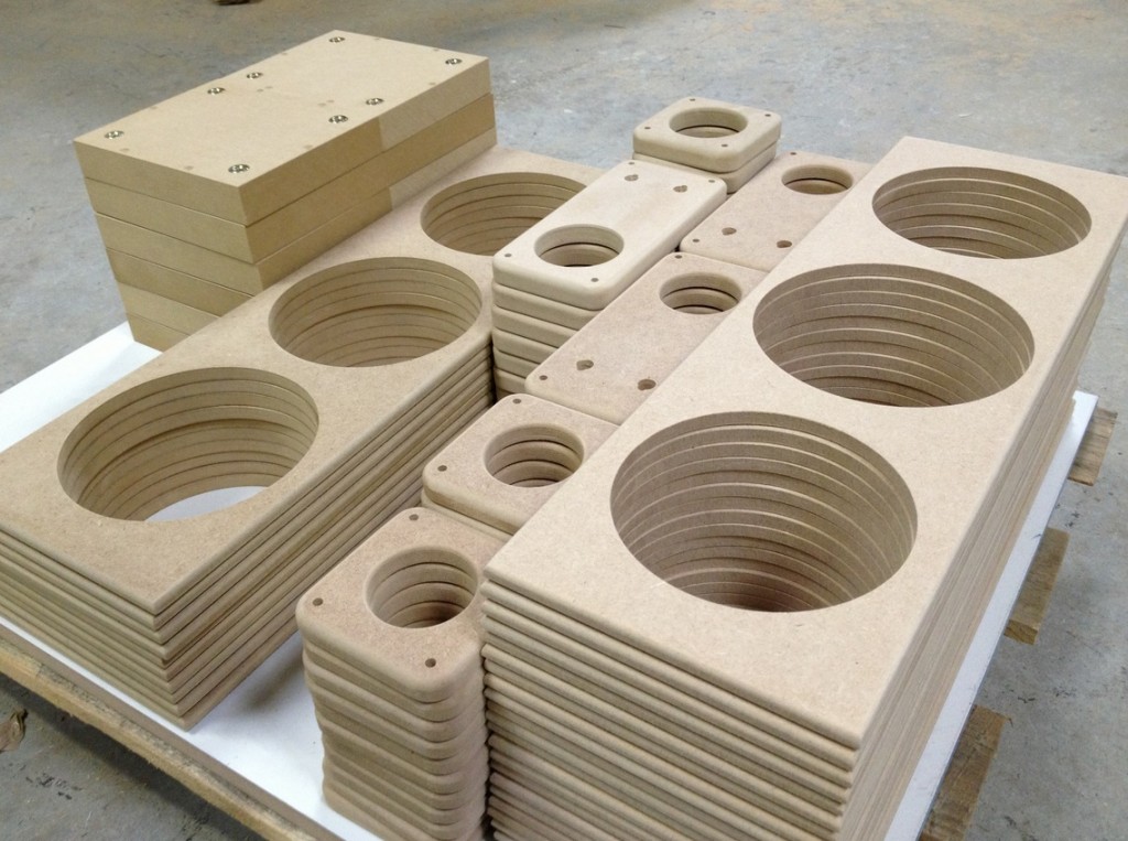 Les différentes pièces, toutes fabriquées en France, qui composent le coffret d'une enceinte Quellis.