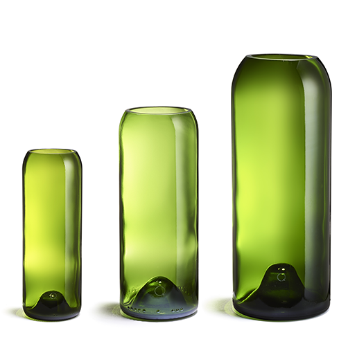Bouteilles de vin transformées en vases. Fabrication française.