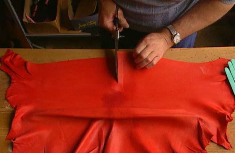 Peau travaillée chez Hermès, dans le sud-ouest de la France.