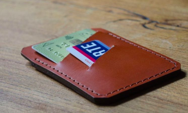 Porte-cartes Valet de Pique, disponibles en coloris miel, chocolat et noir et fabriqués à Paris.