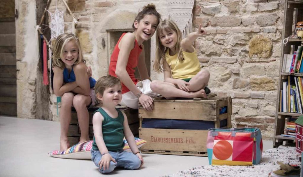 Débardeurs de couleurs pour enfant, fabriqués en France par Tricots Marcel.