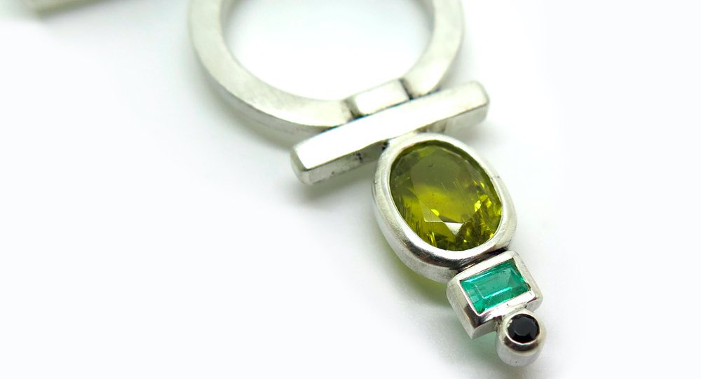 Pendentif créé et fabriqué en France, à Paris, par Philomène Thebault.