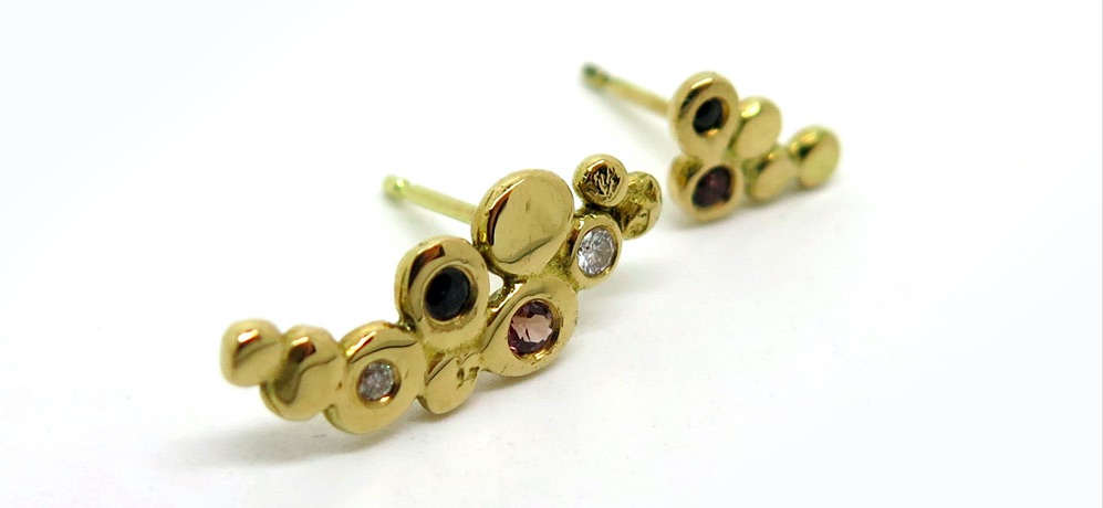 Boucles d'oreilles en or, serties de diamants, de spinelles et de citrines. Fabriquées à Paris par Philomène Thebault.