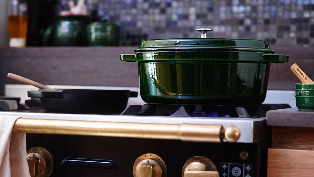 Cocotte en fonte fabriquée en France par Staub.