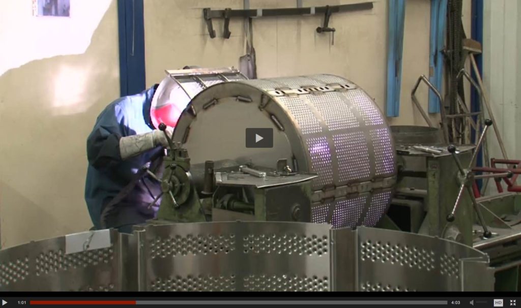 Fabrication d'une machine à laver professionnelle Electrolux, en France, à Troyes.