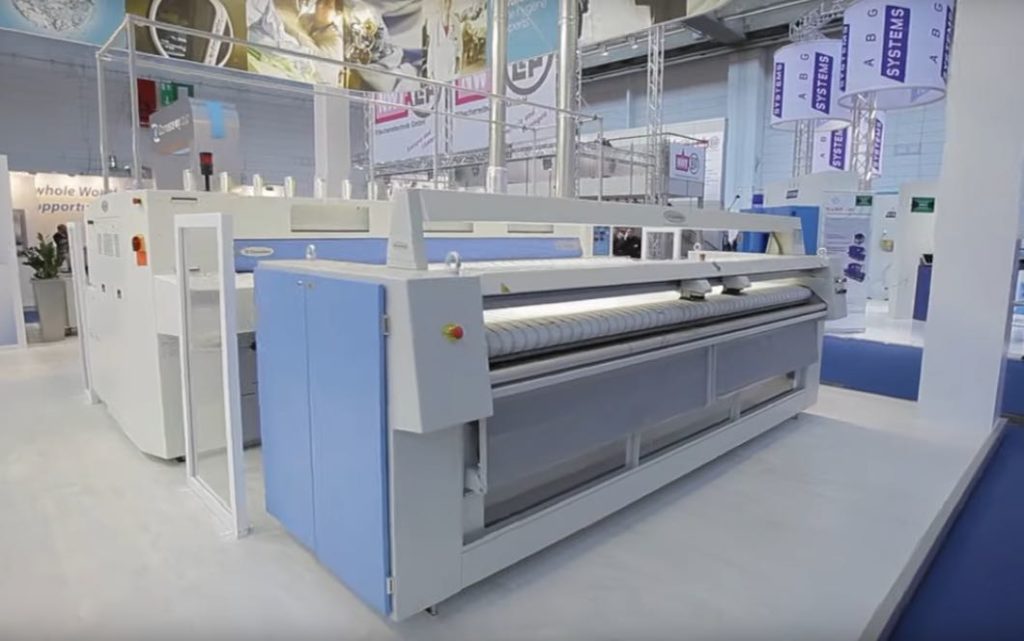 Machine à repasser professionnelle Electrolux, fabriquée en France, à Troyes.