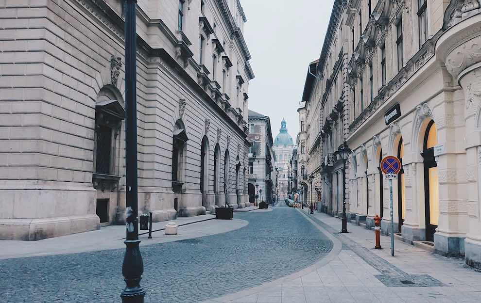 Une ville sans voiture. Les chants des oiseaux se font à nouveau entendre.
