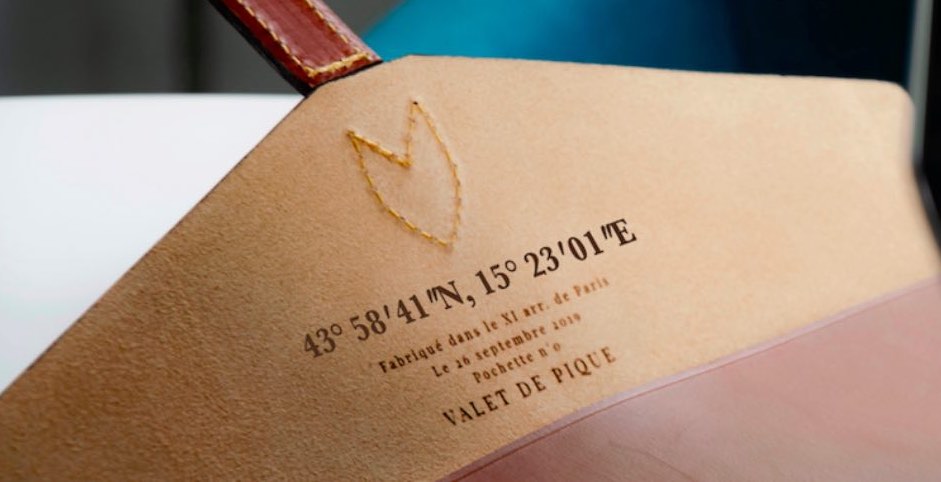 Valet de Pique permet à ses clients de personnaliser leur pochette ordinateur en cuir made in France.