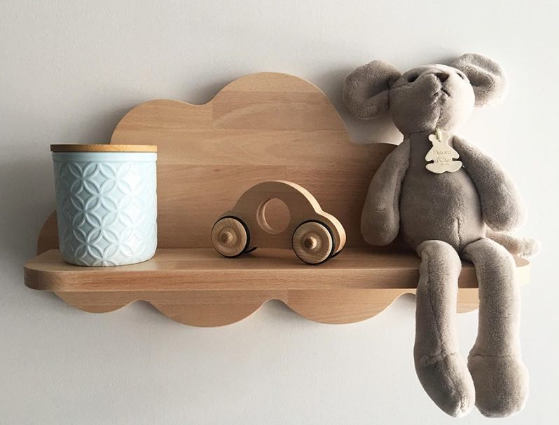 Gabrielle est une étagère en bois, qui figure un nuage, fabriquée en France par Fraise & Bois.
