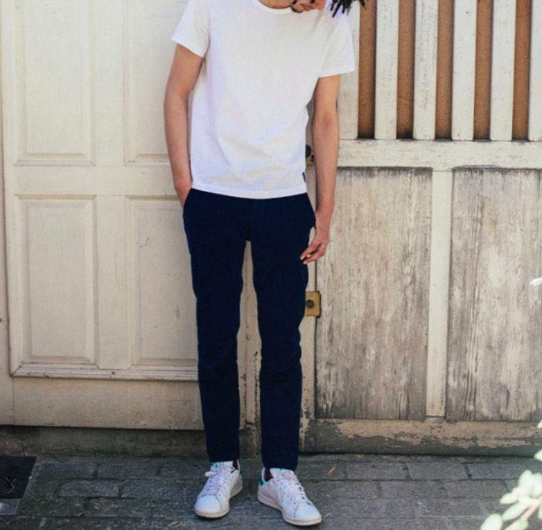 Chino en velours marine pour homme, fabriqué en France par La Gentle Factory.